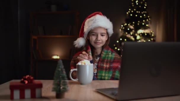Film Noël Adolescente Avec Tasse Chocolat Chaud Regardant Sur Écran — Video
