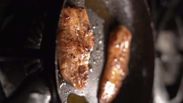 两个鸡胸肉在锅里炸了 做鸡肉的过程 垂直录像 — 图库视频影像