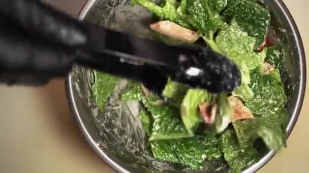 Шеф Кухар Перемішує Салат Цезаря Процес Приготування Їжі Концепцію Ресторану — стокове відео