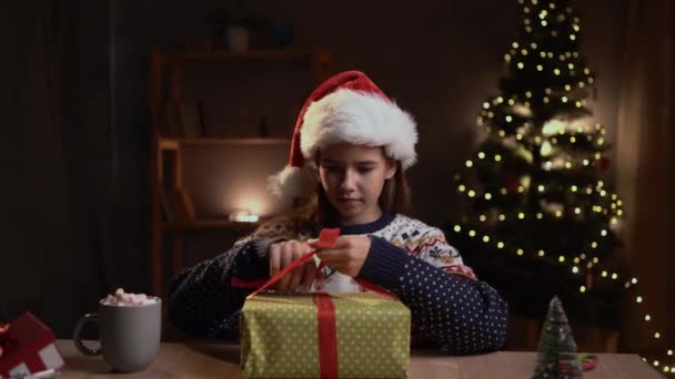 Adolescente Chapeau Rouge Préparant Des Cadeaux Pour Noël Maison Intérieur — Video