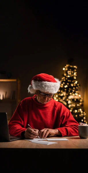 Noel Baba Nın Portresi Evindeki Mektuplara Cevap Veriyor Boşluğu Kopyala — Stok fotoğraf