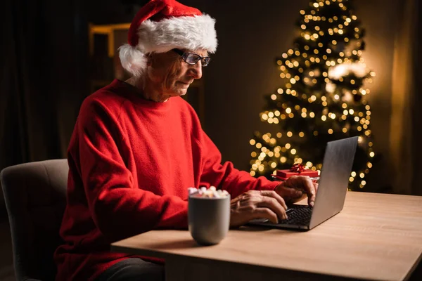 Санта Клаус Отвечает Письма Ноутбуке Рождество Работая Домашнем Офисе Старший — стоковое фото