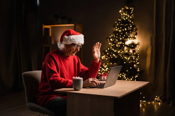Счастливый Старшеклассник Практически Обменивается Рождественскими Поздравлениями Время Видеозвонка Ноутбука Дома — стоковое фото