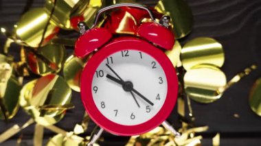 Altın konfeti arka planında çalışan çalar saatin zaman akışı. Güzel çalar saatin doğum gününde dokuzuncu kilit. Alarmlı saatin hareketini durdur. 4K