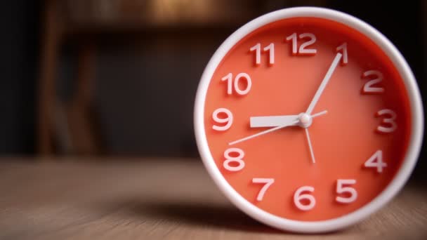 Время Истекает Оранжевыми Часами Столе Часы Тикают Часов Заканчиваются Часов — стоковое видео