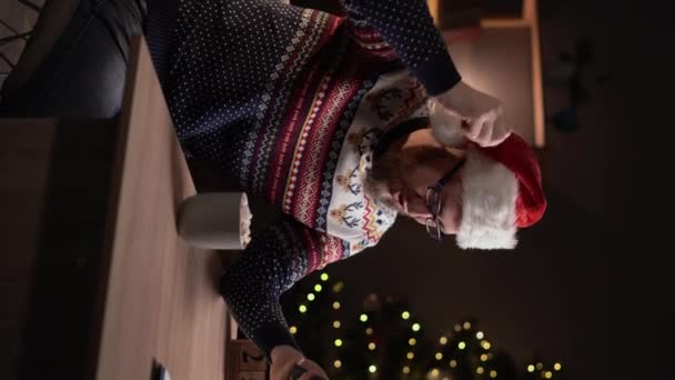 Hari Natal Happy Tahun Pria Tua Dengan Topi Santa Menjawab — Stok Video