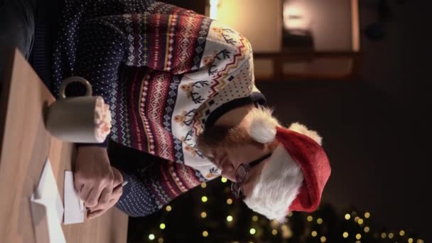 Homme Portant Chapeau Père Noël Écrit Une Lettre Dans Son — Video
