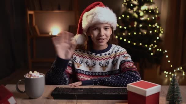 Retrato Criança Feliz Chapéu Papai Noel Sentado Mesa Quarto Acolhedor — Vídeo de Stock
