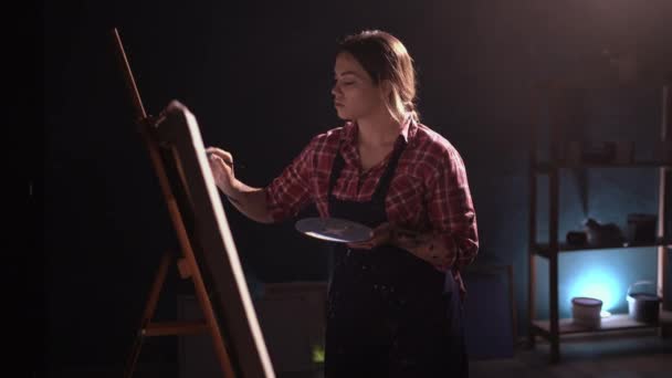 Tehetséges Női Művész Aki Egy Modern Absztrakt Akril Festményen Dolgozik — Stock videók