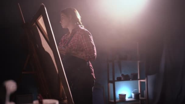 Młody Skoncentrowany Artysta Pracujący Nad Abstrakcyjnym Malarstwem Tworząc Emocjonalny Obraz — Wideo stockowe