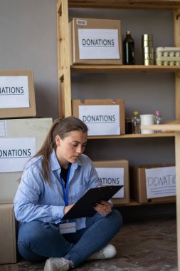Gönüllü olarak hayır kurumunda çalışan bağış kutuları taşıyan bir gönüllü. Boşluğu kopyala