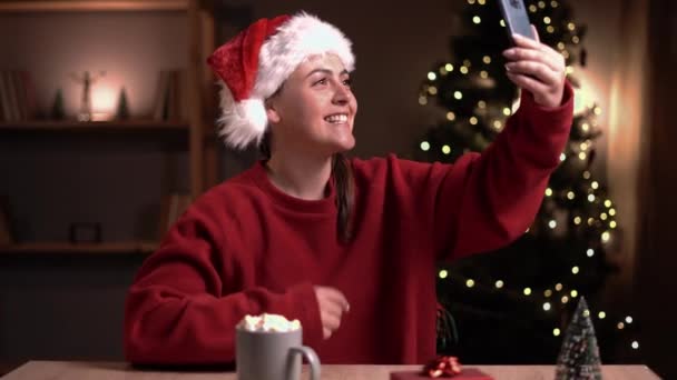 Genç Mutlu Bir Kadın Noel Arifesinde Evde Akıllı Telefondan Telefon — Stok video