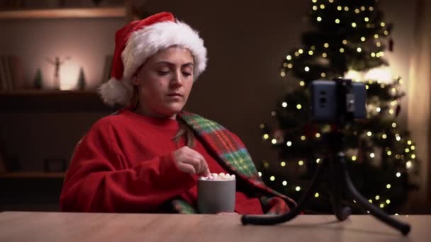 Véspera Natal Sozinha Assistindo Filme Smartphone Comendo Marshmallow Cinema Casa — Vídeo de Stock