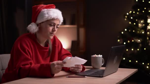 Genç Bir Kadın Noel Tatilinde Postalarını Gece Geç Saatlerde Ofisinde — Stok video