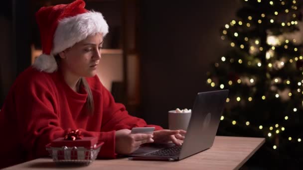 Compras Online Natal Comprador Feminino Com Laptop Cartão Crédito Casa — Vídeo de Stock