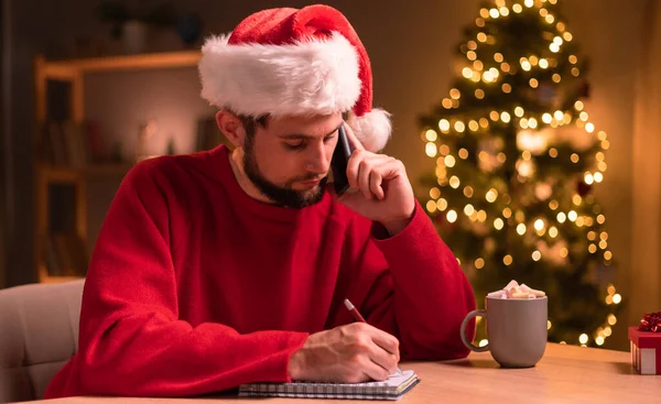 Akşamları Evdeki Noel Projesinde Çalışırken Telefon Görüşmelerine Cevap Veren Defterine — Stok fotoğraf
