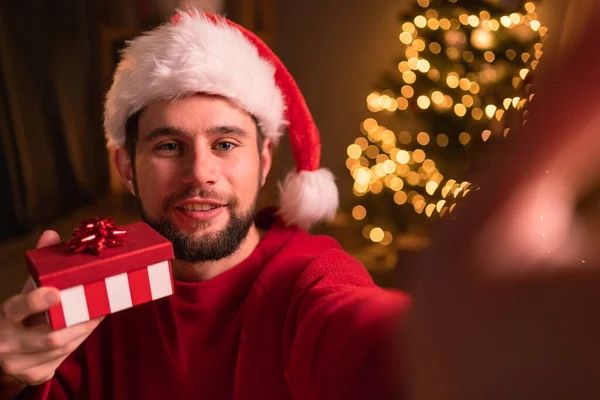 Pozitif Sakallı Adam Hediye Kutusu Tutuyor Evin Içinde Noel Süsleriyle — Stok fotoğraf