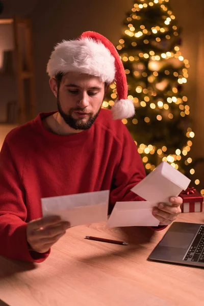 クリスマス休暇中に郵便局で夜更かしをしている若い男を心配している スペースのコピー — ストック写真