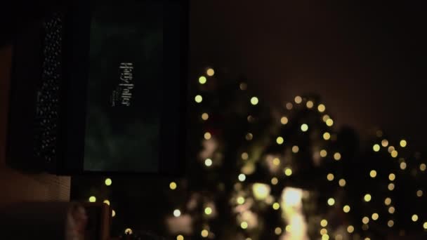 Odessa Ukraine 2023年5月20日 笔记本电脑在家中播放哈里 波特电影 舒适的寒假气氛 垂直录像 — 图库视频影像