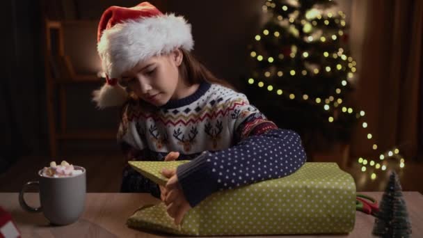 Menina Adolescente Feliz Prepara Para Natal Embrulhar Presente Espaço Cópia — Vídeo de Stock