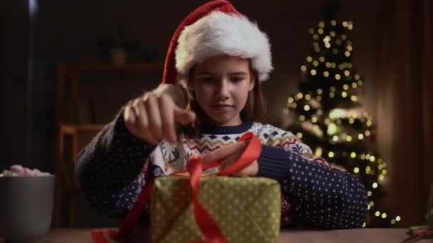 Menina Adolescente Bonita Embalagem Presentes Natal Interior Casa Decorada Espaço — Vídeo de Stock