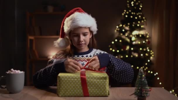 Enfant Fille Chapeau Santa Emballage Cadeau Noël Dans Intérieur Maison — Video