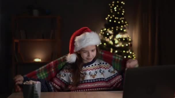 Fille Heureuse Chapeau Noël Rouge Festive Plaid Assis Regarder Film — Video