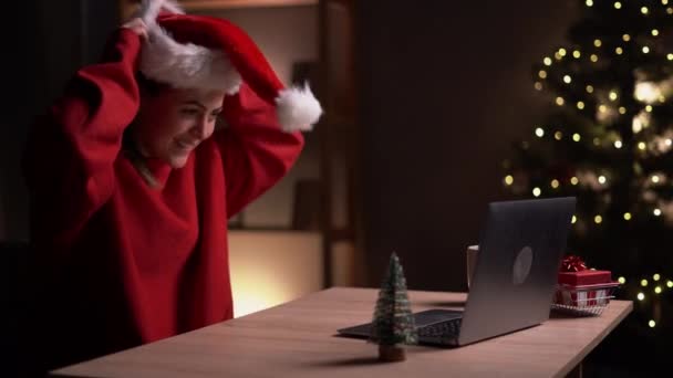 Jovem Mulher Sorridente Feliz Virtualmente Trocando Presentes Natal Ter Videochamada — Vídeo de Stock