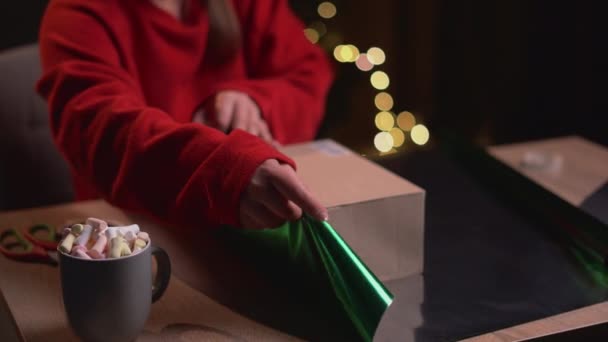 Mulher Prepara Para Natal Embrulhar Presente Close Férias Inverno Presente — Vídeo de Stock