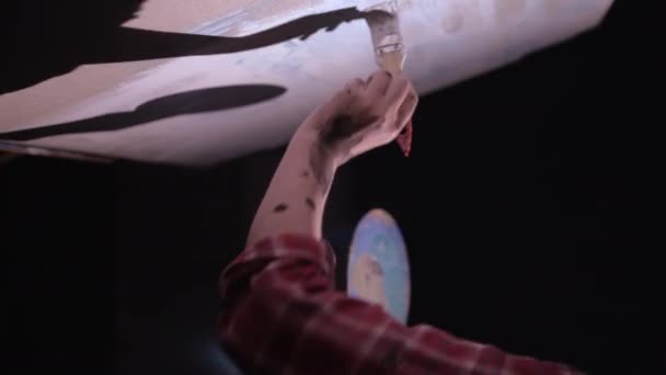 女性艺术家手的特写 手握画笔和调色板 画油画 画家创作现代美术作品 垂直录像 — 图库视频影像