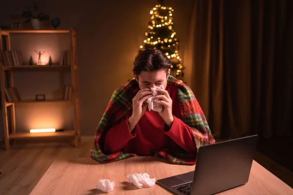 Een Jongeman Werd Ziek Tijdens Kerstvakantie Thuis Aan Het Bureau — Stockfoto