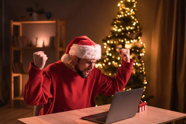 Noel Masada Dizüstü Bilgisayar Kullanan Genç Adam Başarı Için Heyecanlı — Stok fotoğraf