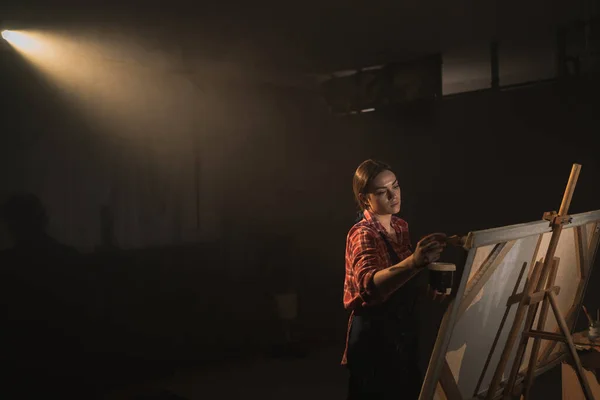 Kadın Sanatçı Boya Fırçasıyla Enerjik Bir Şekilde Resim Çiziyor Yağlı — Stok fotoğraf