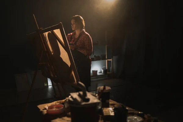 Tehetséges Női Művész Dolgozik Absztrakt Olajfestmény Sötét Stúdióban Létrehoz Egy — Stock Fotó