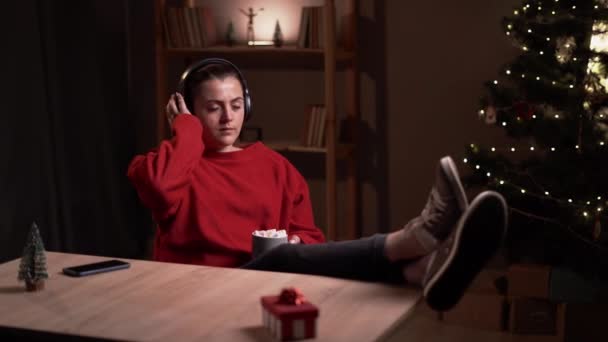 Descanse Relaxe Conceito Jovem Feliz Sentada Cadeira Ouvindo Música Livro — Vídeo de Stock
