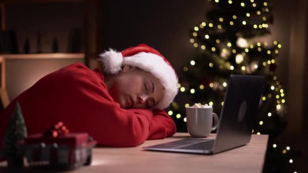 Moe Vrouwelijke Freelancer Werken Laptop Kerstavond Overwerkt Jonge Vrouw Santa — Stockvideo