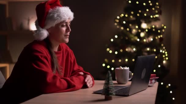 Jovem Feliz Usando Chapéu Papai Noel Conversando Com Amigos Videochamada — Vídeo de Stock