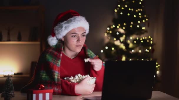 Jovem Alegre Assistindo Filme Comédia Laptop Casa Sentado Mesa Comendo — Vídeo de Stock