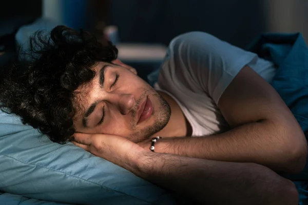 Bonito Jovem Dormindo Travesseiro Quarto Escuro Noite Descansando Noite Conceito — Fotografia de Stock
