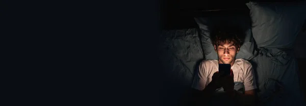 Genç Uykulu Yorgun Adam Gece Geç Saatlerde Akıllı Telefon Kullanarak — Stok fotoğraf