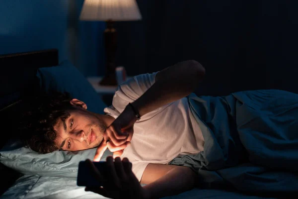 Retrato Jovem Sonolento Deitado Cama Usando Smartphone Noite Sem Dormir — Fotografia de Stock
