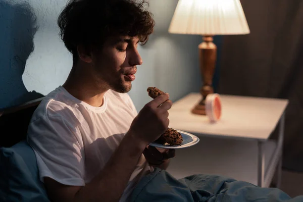 Jovem Stressado Comer Biscoitos Noite Infeliz Cansado Deprimido Pessoa Comendo Fotos De Bancos De Imagens