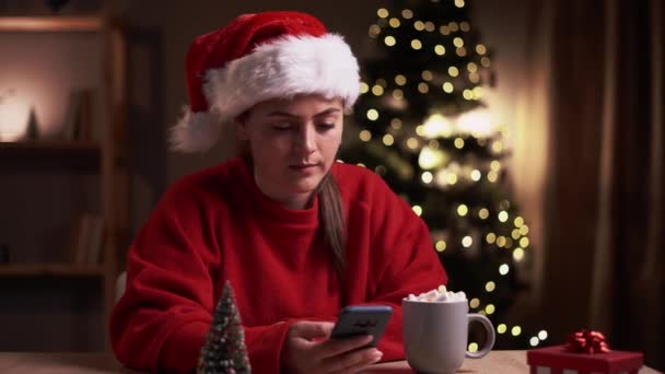 Joyeux Jeune Femme Chapeau Rouge Santa Utilisant Smartphone Jouer Des — Video