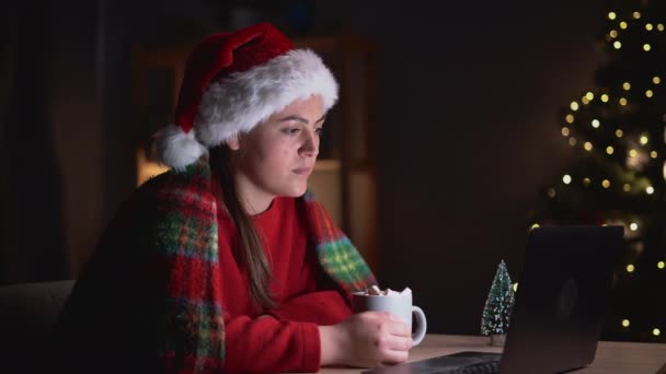 Młoda Kobieta Ogląda Straszny Film Podczas Świąt Bożego Narodzenia Chowa — Wideo stockowe