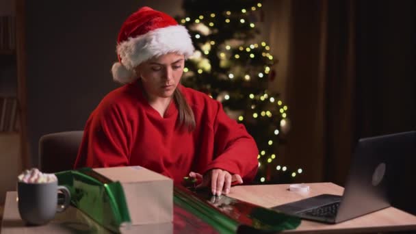 Ευτυχισμένη Νεαρή Γυναίκα Χριστουγεννιάτικο Καπέλο Περιτύλιγμα Δώρο Κουτί Χαρτί Στο — Αρχείο Βίντεο