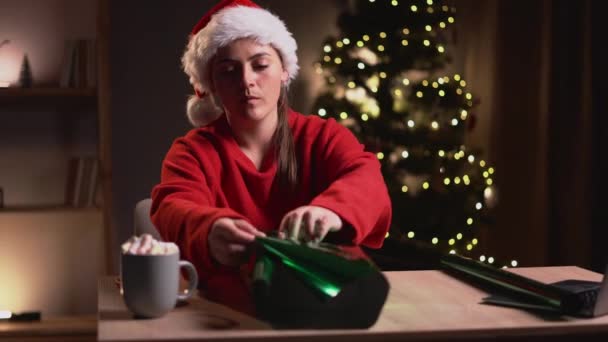 Förbered Julaftonssäsongen Ung Kvinna Dekorera Inslagning Presentförpackning Grönt Papper Glad — Stockvideo