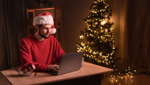 Młody Brodaty Mężczyzna Prezentem Laptopem Zakupy Online Święta Bożego Narodzenia — Zdjęcie stockowe