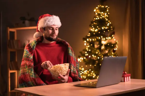 Véspera Natal Sozinho Jovem Assistindo Filme Usando Laptop Comendo Pipocas — Fotografia de Stock