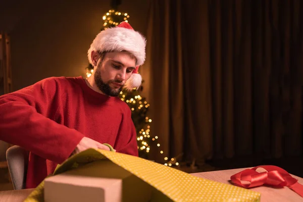 Mutlu Genç Adam Noel Hazırlanıyor Akşam Evde Çalışarak Hediyesini Paketliyor — Stok fotoğraf
