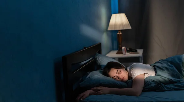 Jovem Dormindo Cama Macia Final Noite Deitado Confortavelmente Cama Abraçando — Fotografia de Stock